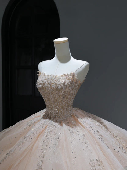 Langes, trägerloses Brautkleid im Prinzessinnen-Stil in zartem Rosa mit Pailletten- und Perlenbesatz am Oberteil und Schleppe (Modell AS383)