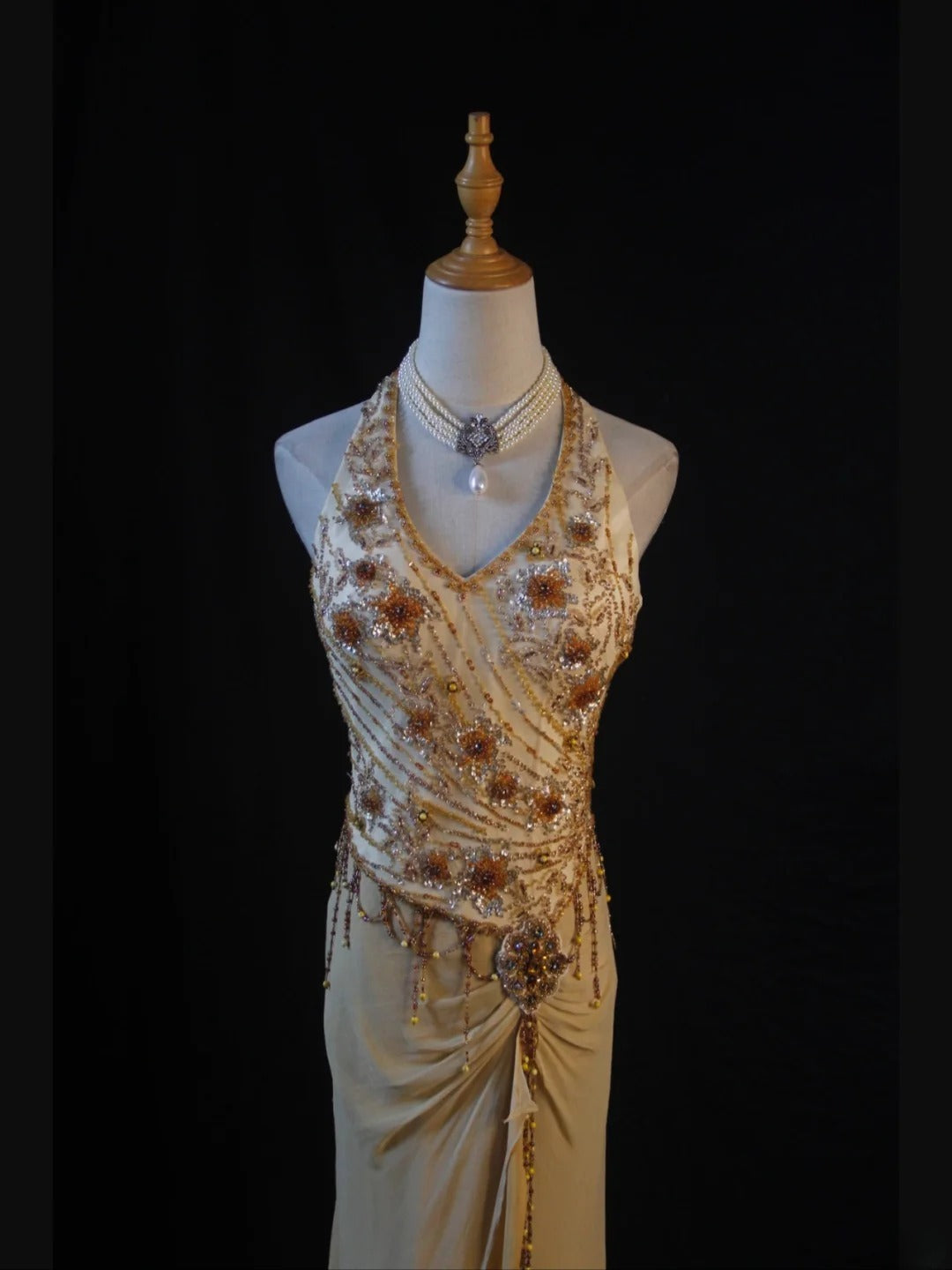 Retro-Abendkleid im 60er-Jahre-Stil: Champagnerfarbenes Chiffonkleid mit asymmetrischem Saum, V-Ausschnitt und Perlen – Inspiration für den 22. Geburtstag (formelles Abendkleid AS383)