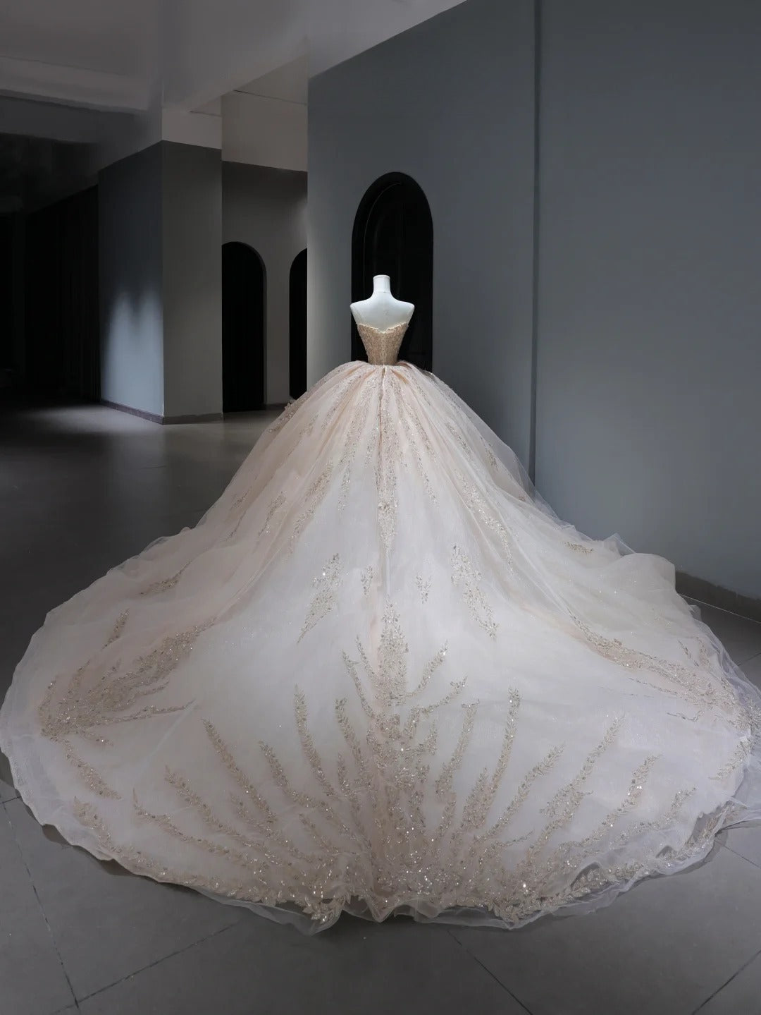 Langes, trägerloses Brautkleid im Prinzessinnen-Stil in zartem Rosa mit Pailletten- und Perlenbesatz am Oberteil und Schleppe (Modell AS383)
