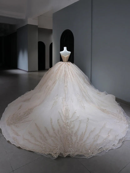 Langes, trägerloses Brautkleid im Prinzessinnen-Stil in zartem Rosa mit Pailletten- und Perlenbesatz am Oberteil und Schleppe (Modell AS383)