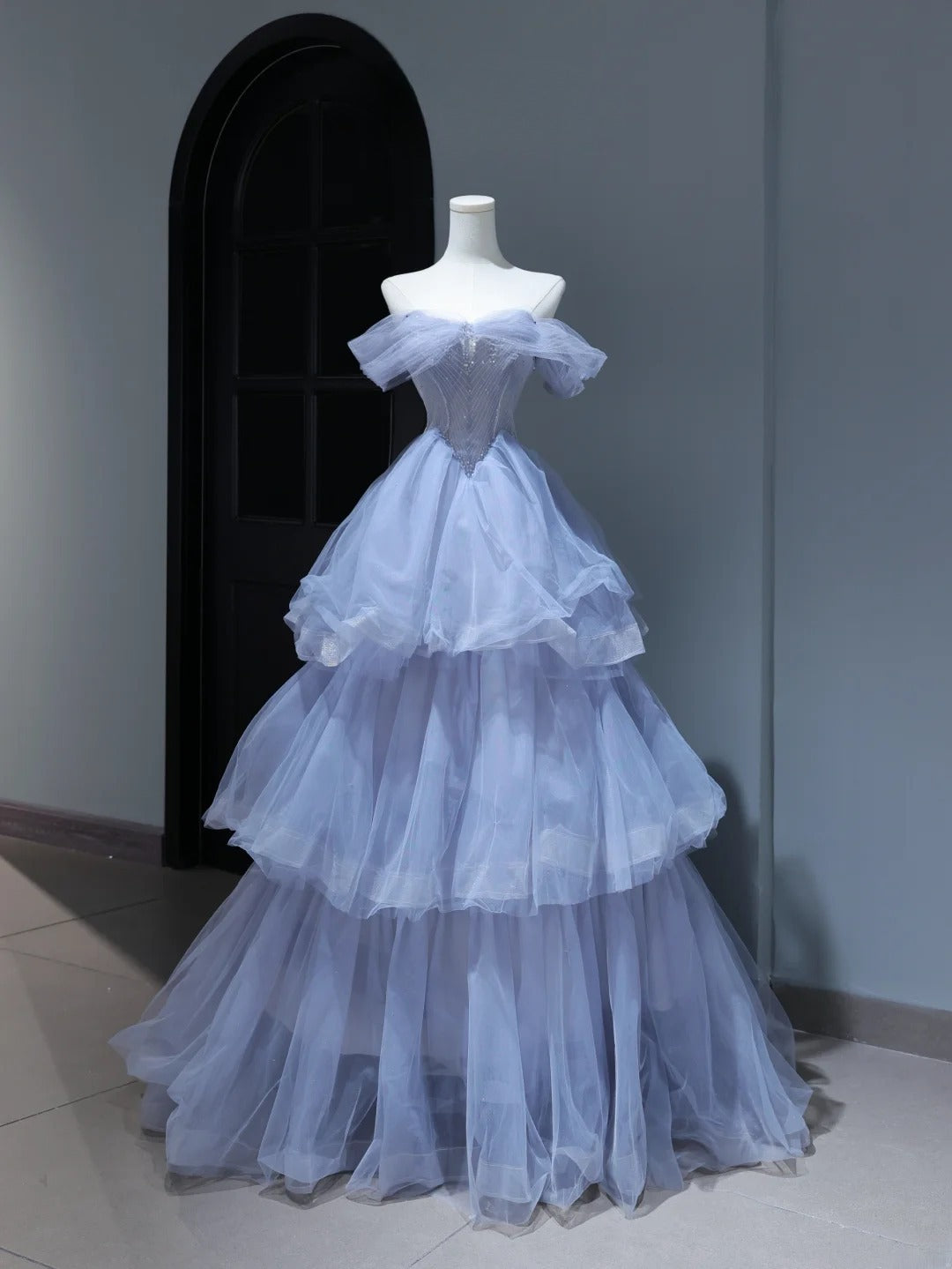 Robe de bal élégante et sobre, style bohème chic, épaules dénudées, tulle lilas, manches perlées, robe de soirée longue AS384