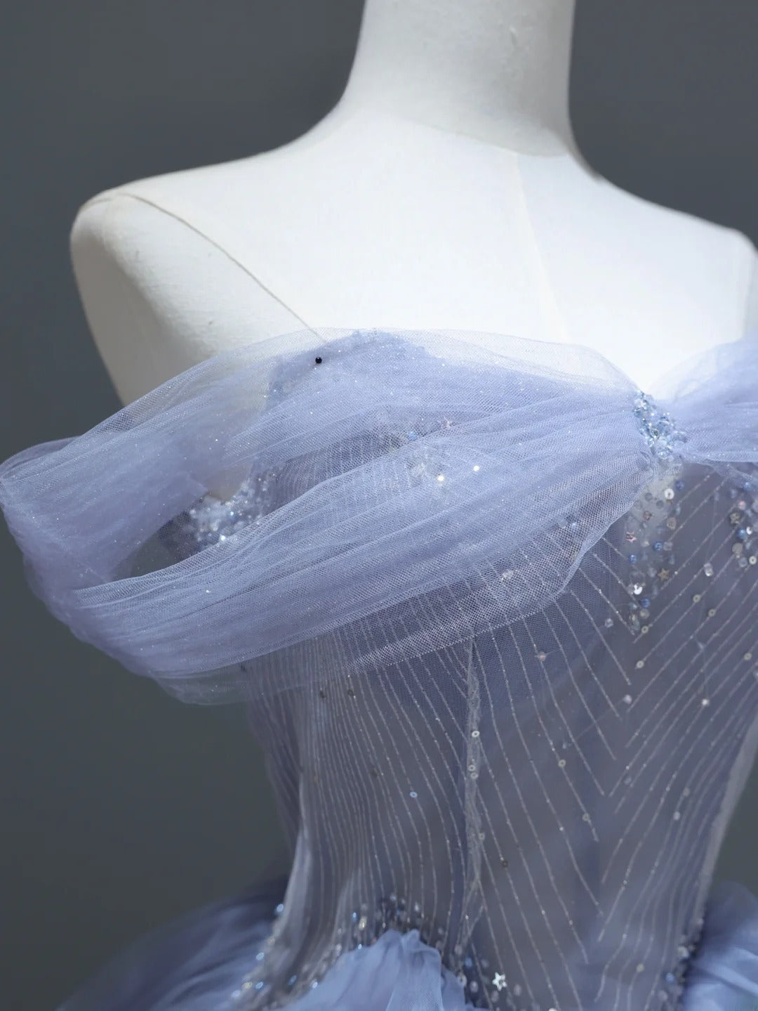 Robe de bal élégante et sobre, style bohème chic, épaules dénudées, tulle lilas, manches perlées, robe de soirée longue AS384