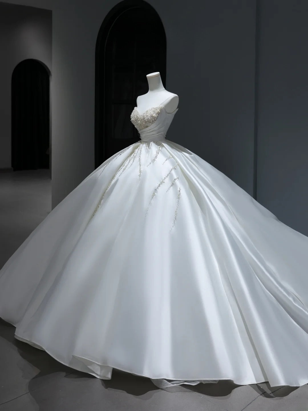 Langes Brautkleid im Prinzessinnenstil mit Herzausschnitt, perlenbesetztem Oberteil und Schleppe (Modell AS385)
