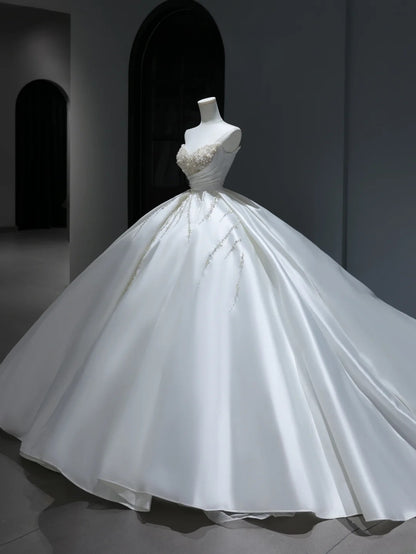 Langes Brautkleid im Prinzessinnenstil mit Herzausschnitt, perlenbesetztem Oberteil und Schleppe (Modell AS385)