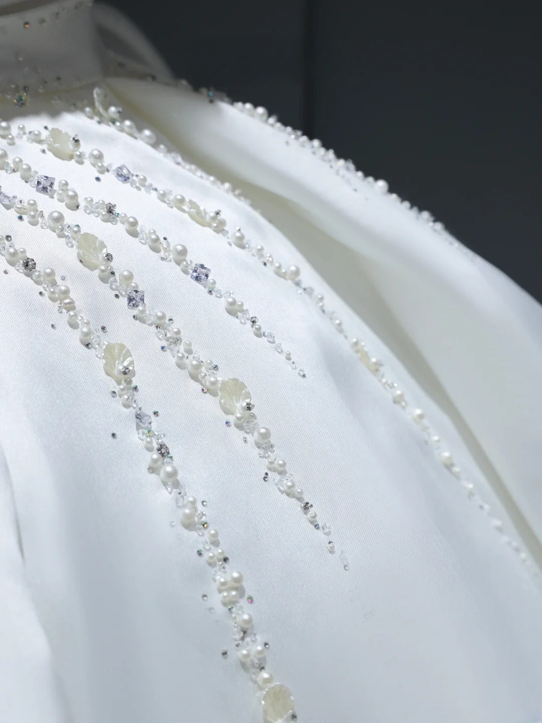 Langes Brautkleid im Prinzessinnenstil mit Herzausschnitt, perlenbesetztem Oberteil und Schleppe (Modell AS385)