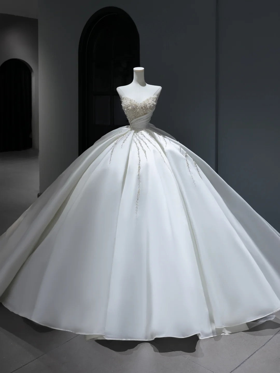 Langes Brautkleid im Prinzessinnenstil mit Herzausschnitt, perlenbesetztem Oberteil und Schleppe (Modell AS385)