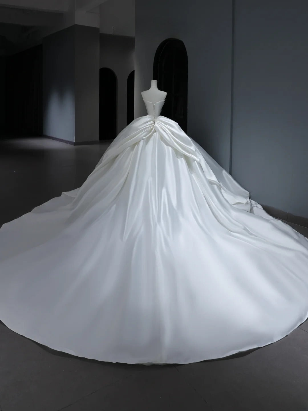 Langes Brautkleid im Prinzessinnenstil mit Herzausschnitt, perlenbesetztem Oberteil und Schleppe (Modell AS385)