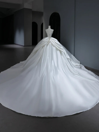 Langes Brautkleid im Prinzessinnenstil mit Herzausschnitt, perlenbesetztem Oberteil und Schleppe (Modell AS385)