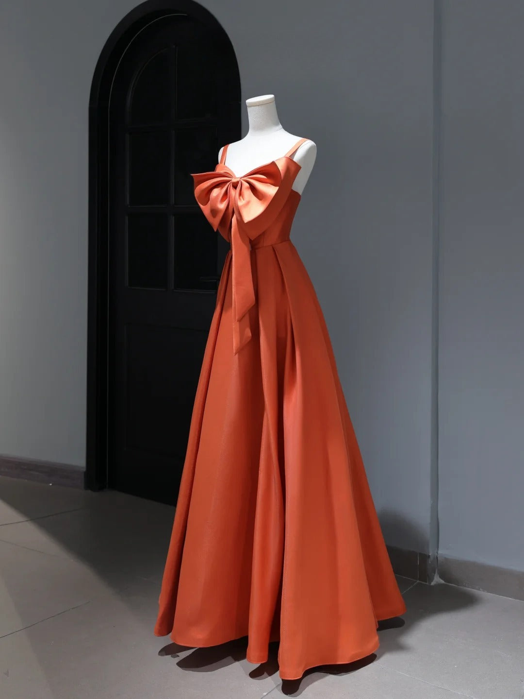 Robe de bal modeste, coupe trapèze, bretelles spaghetti, satin orange, inspiration style, corset, robe de soirée longue et cintrée AS386
