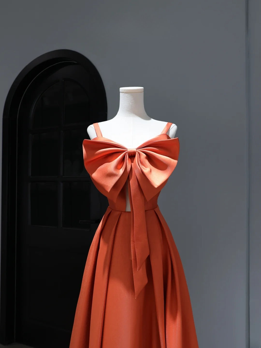 Robe de bal modeste, coupe trapèze, bretelles spaghetti, satin orange, inspiration style, corset, robe de soirée longue et cintrée AS386