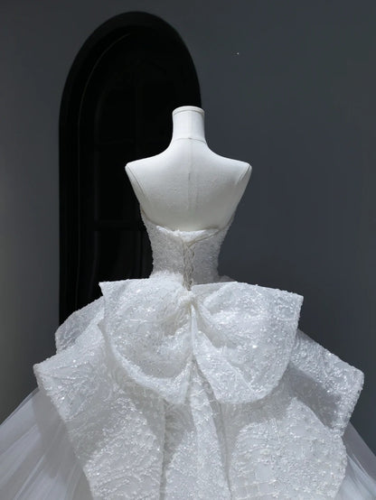 Langes Brautkleid im Prinzessinnenstil mit Pailletten- und Perlenbesatz am Oberteil und Schleppe (Modell AS387)