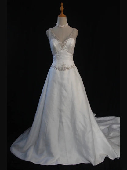 Elegantes, transparentes Brautkleid aus Vintage-Tüllsatin mit V-Ausschnitt und Schleppe, Modell AS388