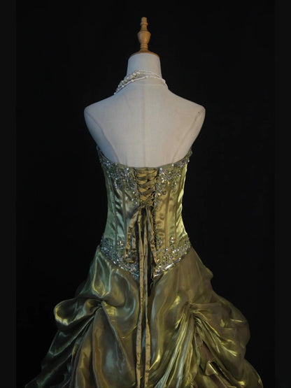 Robe de bal rétro années 70, bustier cœur, organza vert olive orné de perles, longue à volants, inspiration pour une tenue de 21e anniversaire, robe de soirée AS390