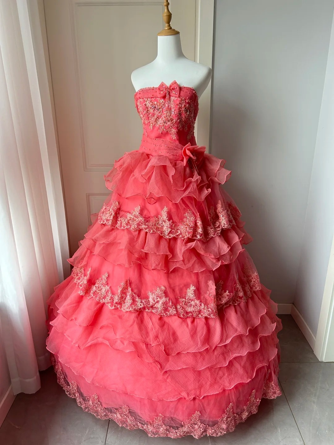Ideen für Sweet 16 Kleider: Langes, trägerloses Ballkleid in Koralle aus Tüll mit gestuften Lagen, Sweet Sixteen Geburtstagskleider RC0713