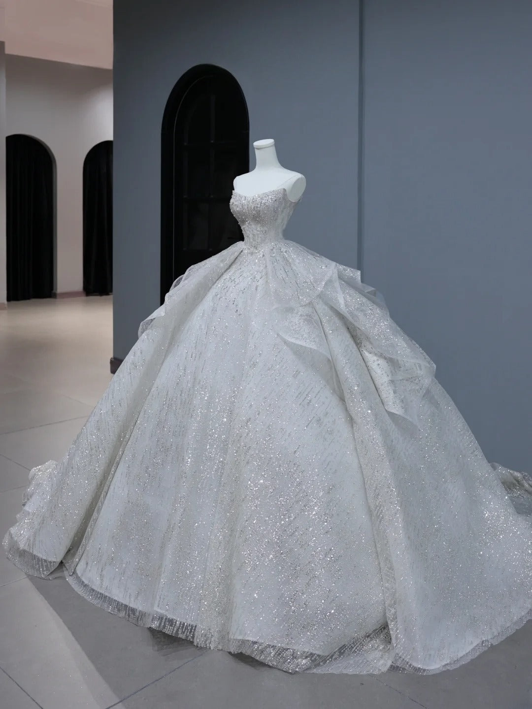 Funkelndes langes Brautkleid im Ballkleid-Stil, trägerlos, mit Pailletten und Perlen besetztem Oberteil und Schleppe, Brautkleider AS390