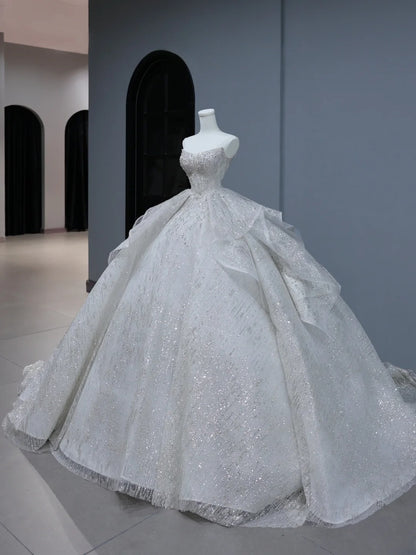 Funkelndes langes Brautkleid im Ballkleid-Stil, trägerlos, mit Pailletten und Perlen besetztem Oberteil und Schleppe, Brautkleider AS390