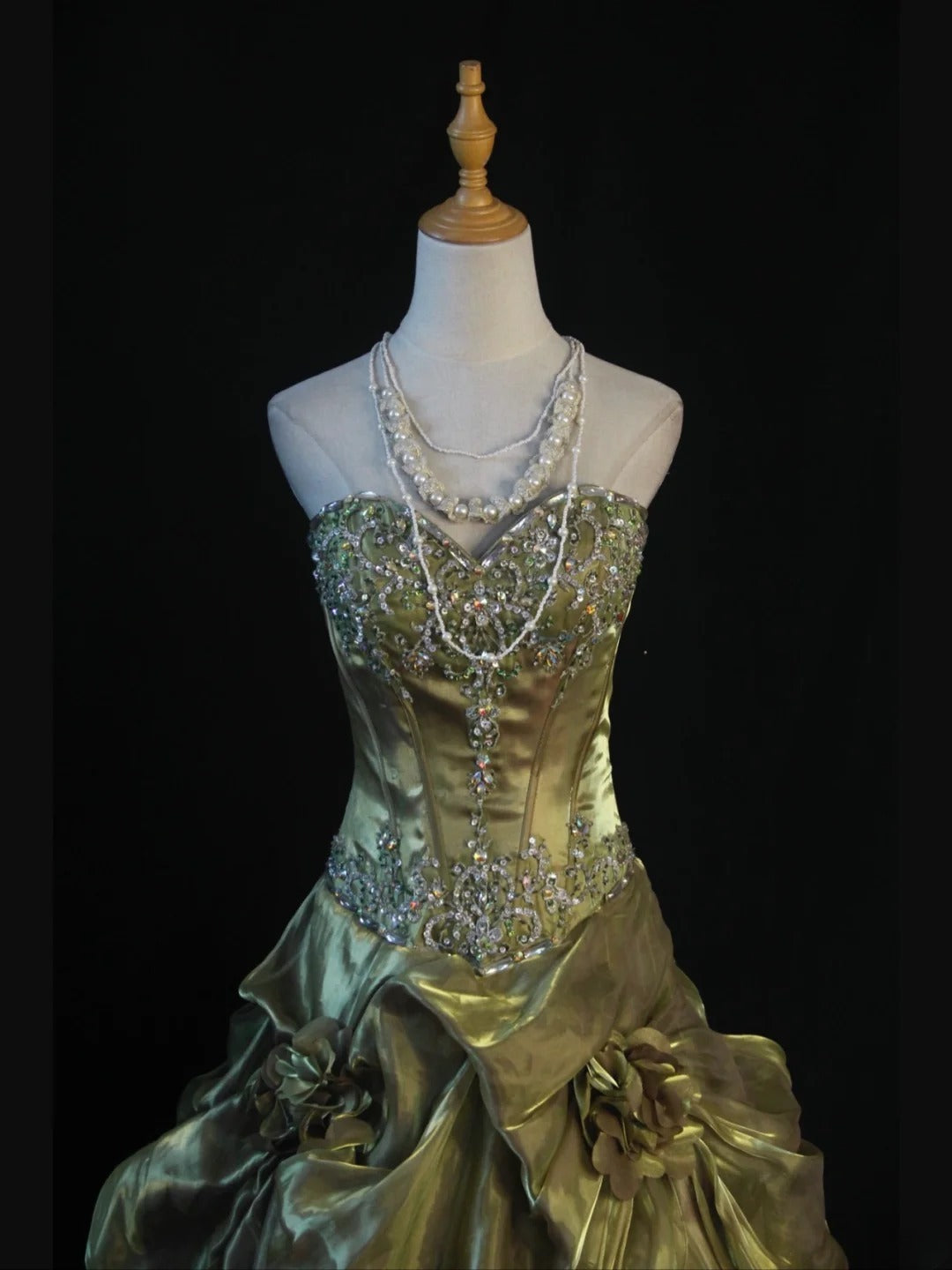 Robe de bal rétro années 70, bustier cœur, organza vert olive orné de perles, longue à volants, inspiration pour une tenue de 21e anniversaire, robe de soirée AS390