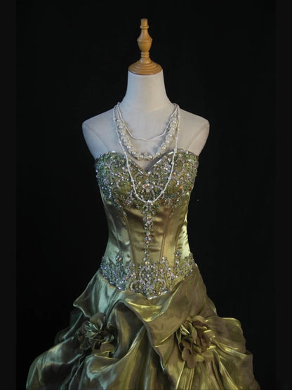 Robe de bal rétro années 70, bustier cœur, organza vert olive orné de perles, longue à volants, inspiration pour une tenue de 21e anniversaire, robe de soirée AS390