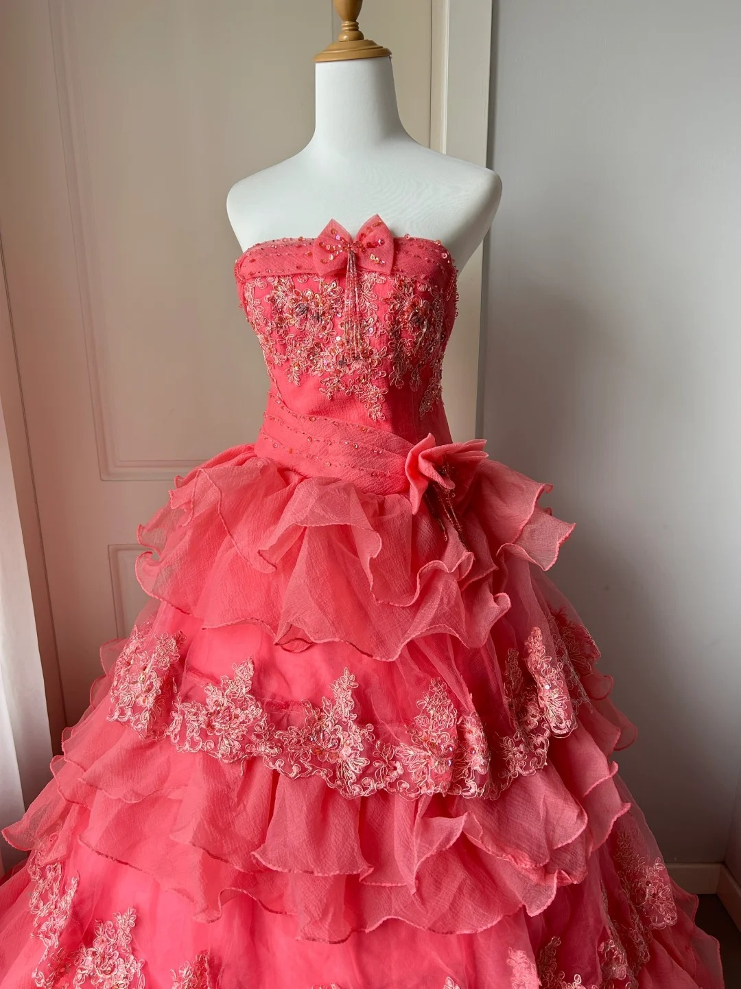 Ideen für Sweet 16 Kleider: Langes, trägerloses Ballkleid in Koralle aus Tüll mit gestuften Lagen, Sweet Sixteen Geburtstagskleider RC0713