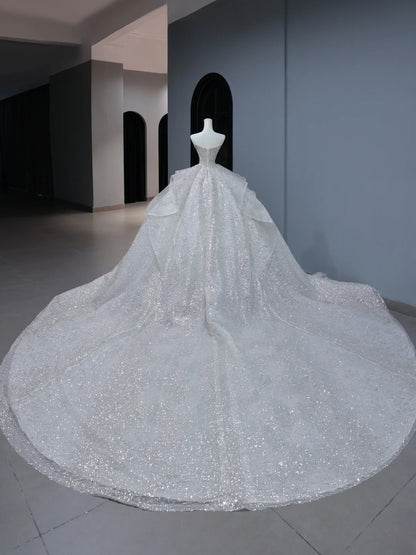 Funkelndes langes Brautkleid im Ballkleid-Stil, trägerlos, mit Pailletten und Perlen besetztem Oberteil und Schleppe, Brautkleider AS390