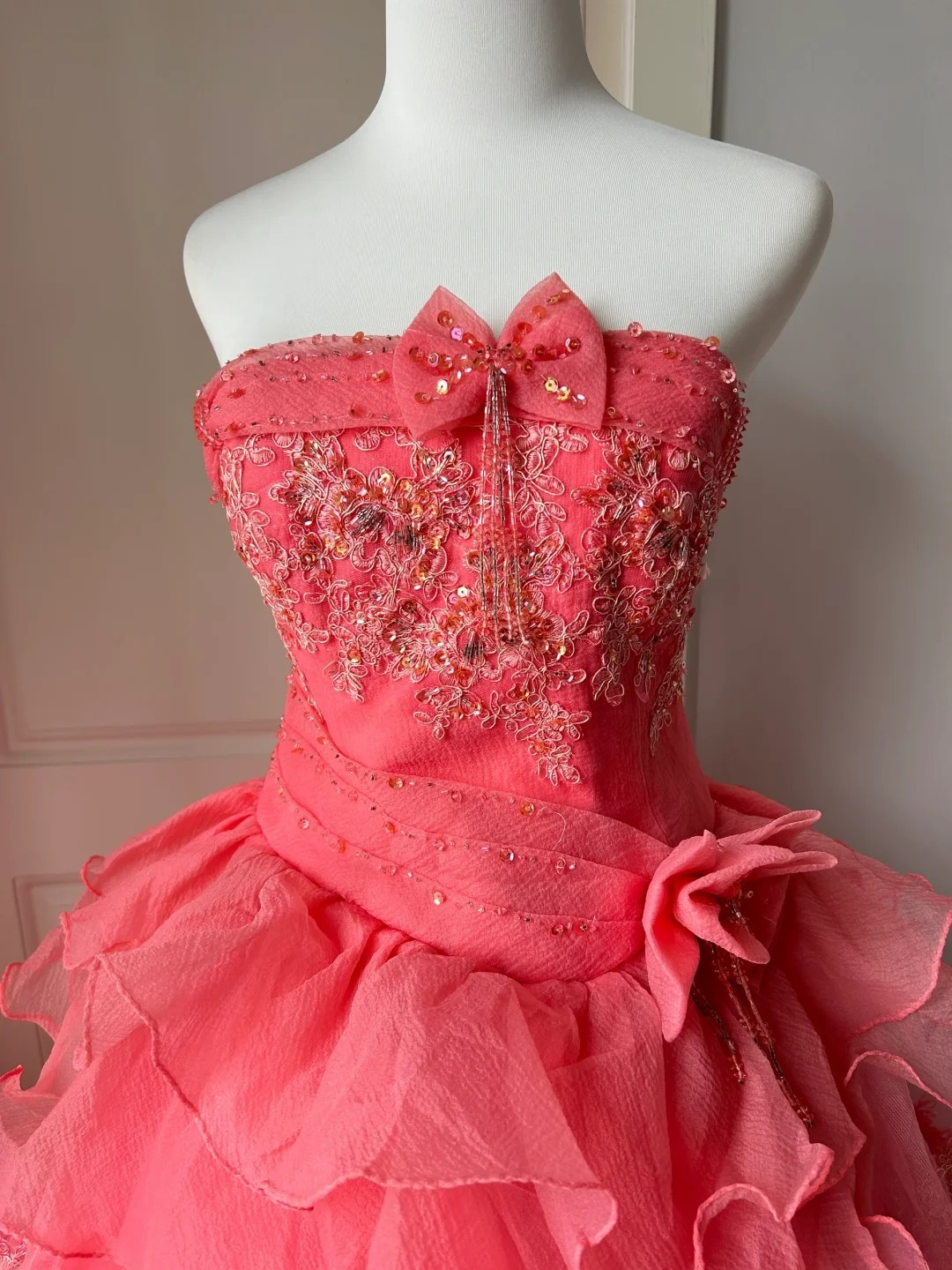 Ideen für Sweet 16 Kleider: Langes, trägerloses Ballkleid in Koralle aus Tüll mit gestuften Lagen, Sweet Sixteen Geburtstagskleider RC0713