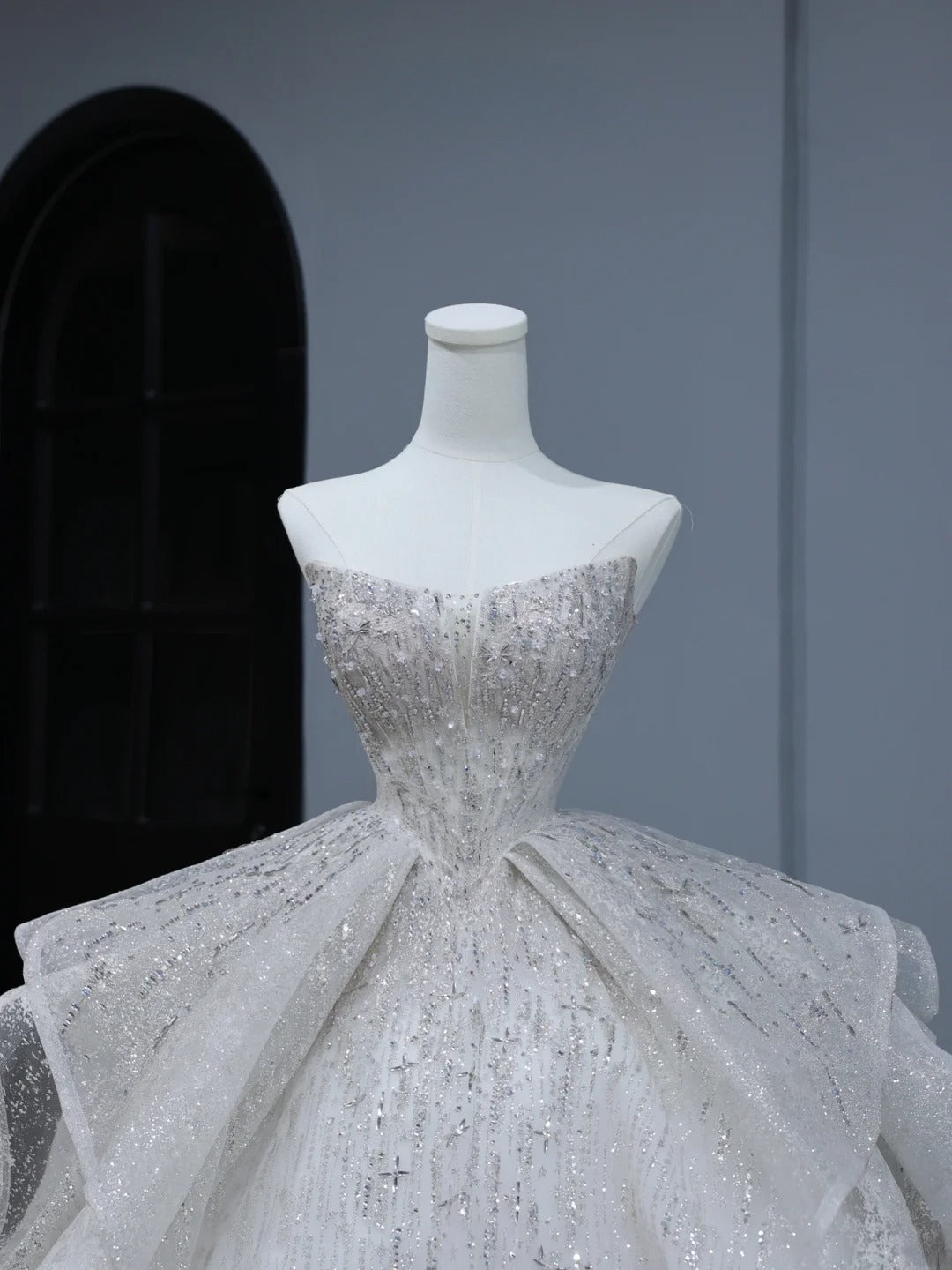 Funkelndes langes Brautkleid im Ballkleid-Stil, trägerlos, mit Pailletten und Perlen besetztem Oberteil und Schleppe, Brautkleider AS390