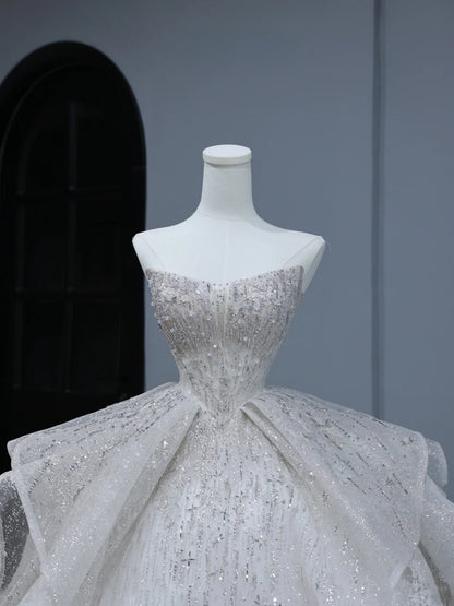 Funkelndes langes Brautkleid im Ballkleid-Stil, trägerlos, mit Pailletten und Perlen besetztem Oberteil und Schleppe, Brautkleider AS390