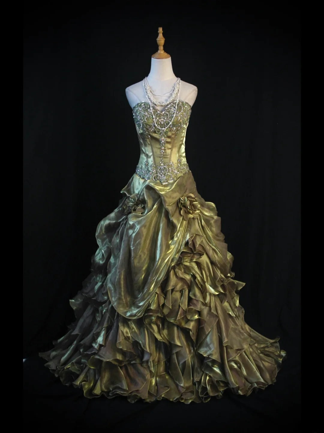 Robe de bal rétro années 70, bustier cœur, organza vert olive orné de perles, longue à volants, inspiration pour une tenue de 21e anniversaire, robe de soirée AS390