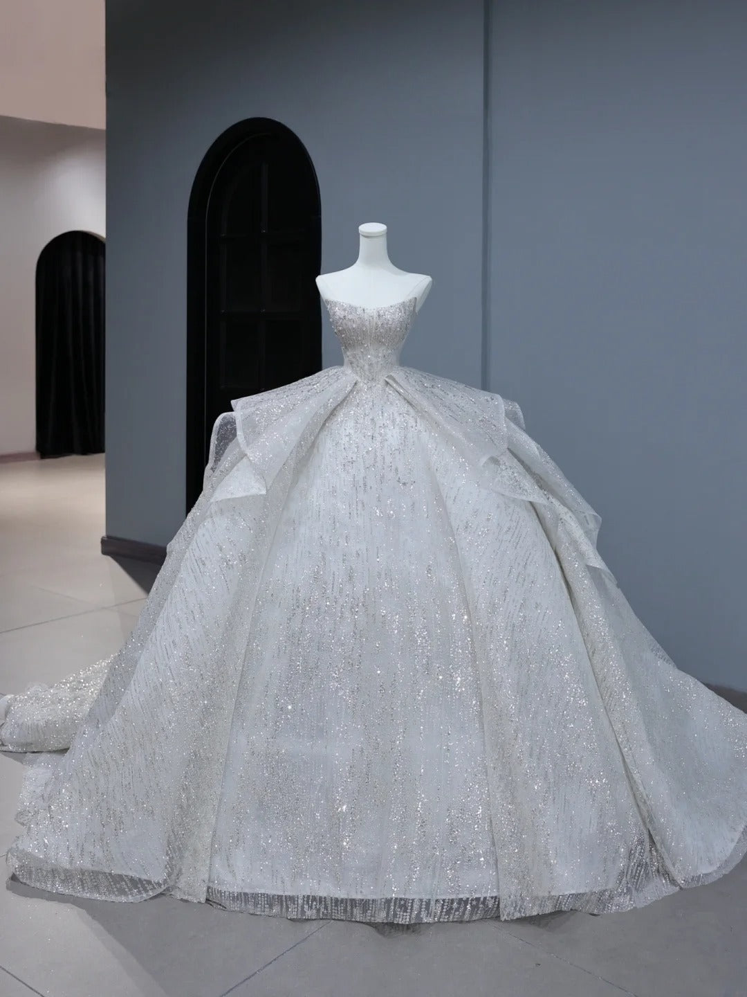 Funkelndes langes Brautkleid im Ballkleid-Stil, trägerlos, mit Pailletten und Perlen besetztem Oberteil und Schleppe, Brautkleider AS390