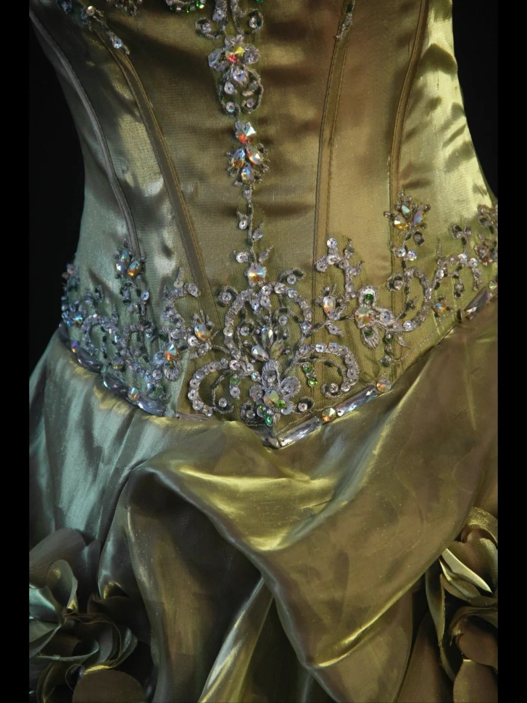 Robe de bal rétro années 70, bustier cœur, organza vert olive orné de perles, longue à volants, inspiration pour une tenue de 21e anniversaire, robe de soirée AS390
