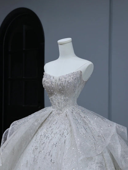 Funkelndes langes Brautkleid im Ballkleid-Stil, trägerlos, mit Pailletten und Perlen besetztem Oberteil und Schleppe, Brautkleider AS390