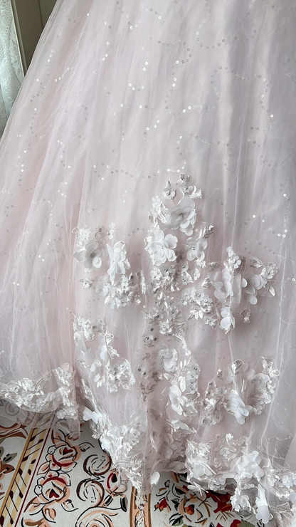 Sweet 16 Kleid Ideen langes Ballkleid mit Rundhalsausschnitt aus hellrosa Tüll mit Spitzenapplikationen für den 16. Geburtstag RC0714