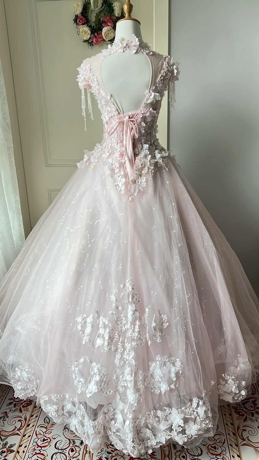 Sweet 16 Kleid Ideen langes Ballkleid mit Rundhalsausschnitt aus hellrosa Tüll mit Spitzenapplikationen für den 16. Geburtstag RC0714