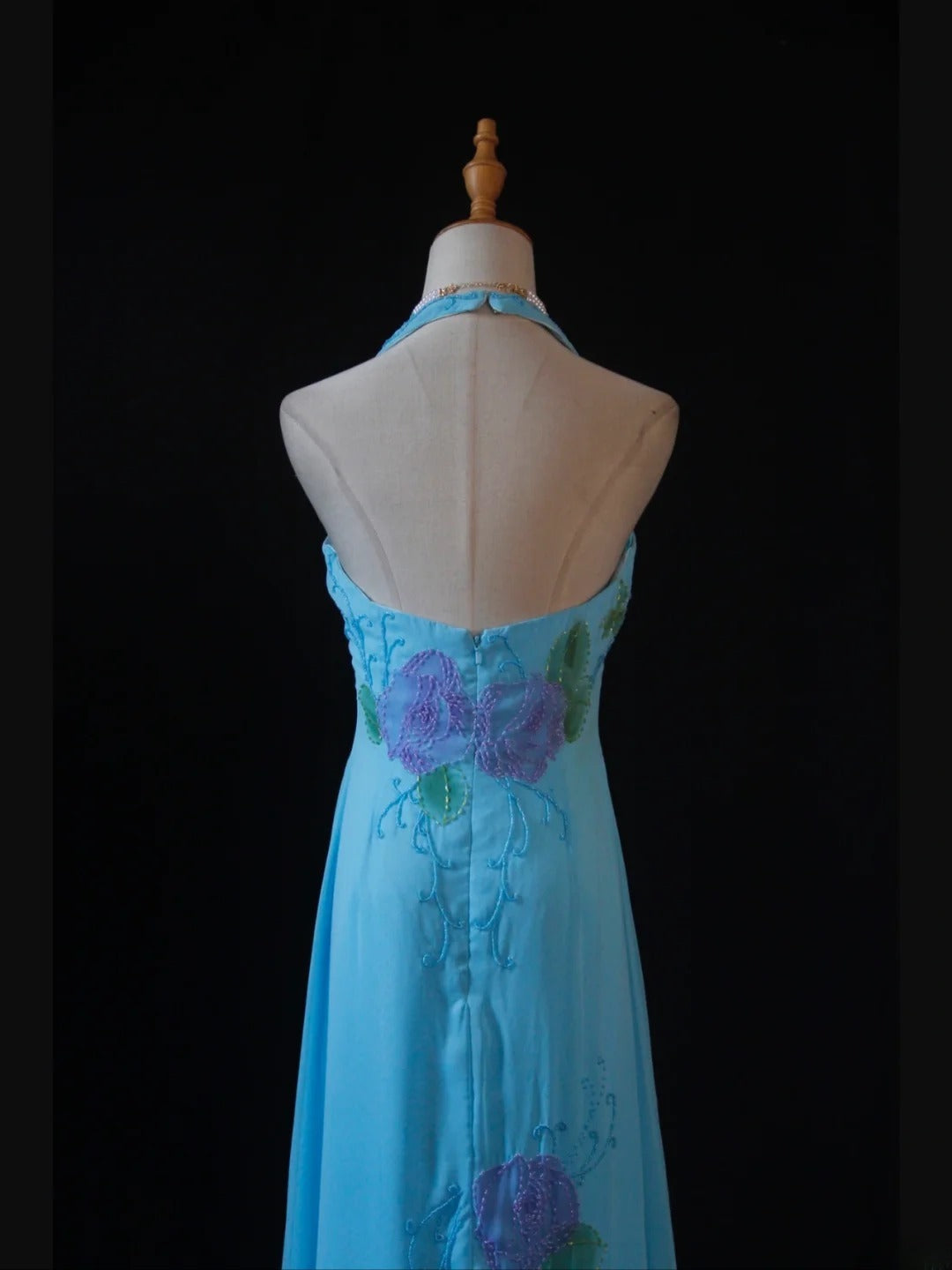Vintage A-Linien-Halterkleid aus Chiffon, blau, 1950er Jahre, mit perlenbesetztem Oberteil, langes Ballkleid, Inspiration für Geburtstagsoutfit, formelles Abendkleid AS391
