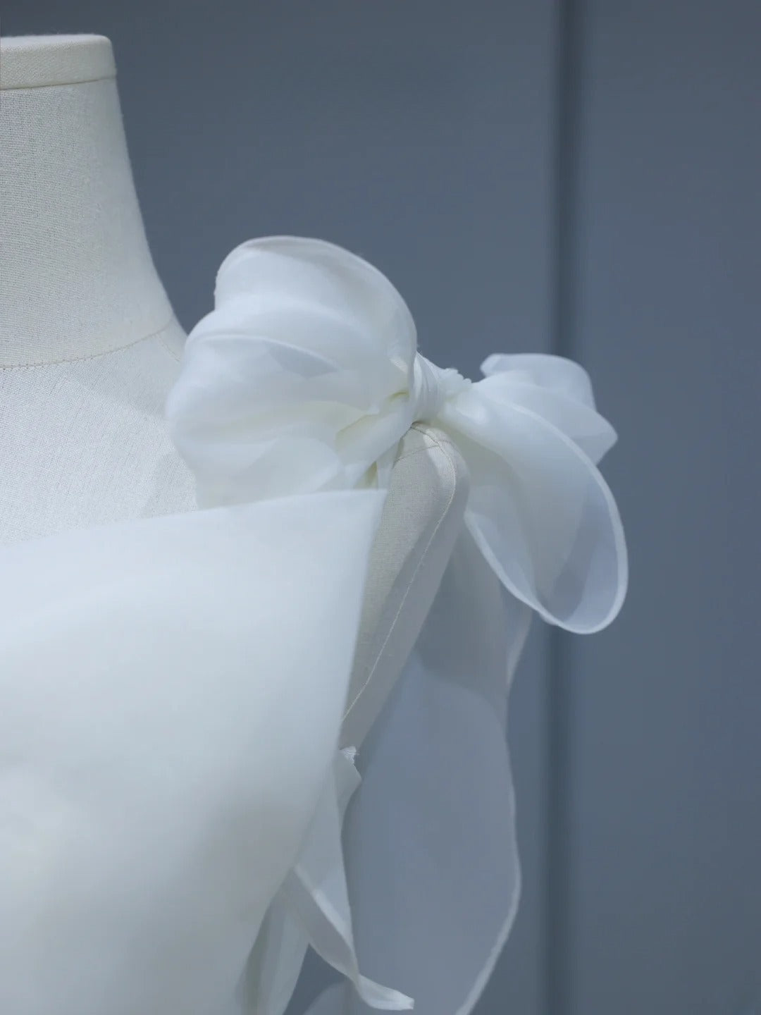 Elegantes langes Brautkleid im Ballkleid-Stil mit One-Shoulder-Design, gestuftem, plissiertem Oberteil und Schleppe (Modell AS392)