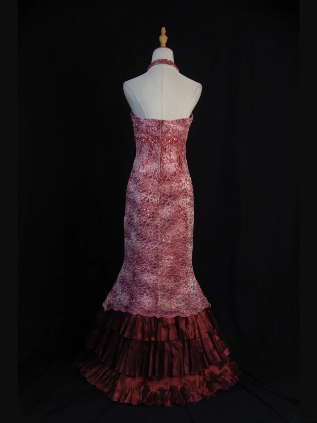 Retro-Meerjungfrauenkleid im Stil der 1950er Jahre: Burgunderfarbenes Taftkleid mit Perlenbesatz und gestuftem Cape – Inspiration für den 21. Geburtstag – Abendkleid AS392