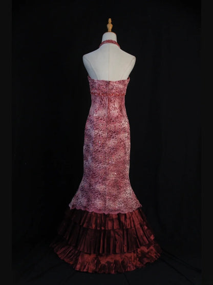 Retro-Meerjungfrauenkleid im Stil der 1950er Jahre: Burgunderfarbenes Taftkleid mit Perlenbesatz und gestuftem Cape – Inspiration für den 21. Geburtstag – Abendkleid AS392