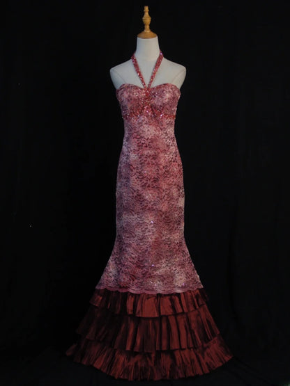 Retro-Meerjungfrauenkleid im Stil der 1950er Jahre: Burgunderfarbenes Taftkleid mit Perlenbesatz und gestuftem Cape – Inspiration für den 21. Geburtstag – Abendkleid AS392