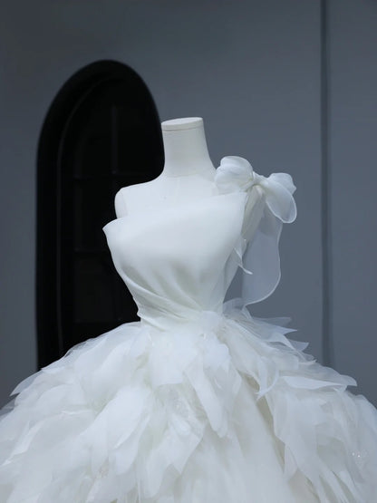 Elegantes langes Brautkleid im Ballkleid-Stil mit One-Shoulder-Design, gestuftem, plissiertem Oberteil und Schleppe (Modell AS392)