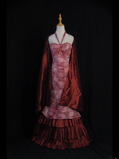 Retro-Meerjungfrauenkleid im Stil der 1950er Jahre: Burgunderfarbenes Taftkleid mit Perlenbesatz und gestuftem Cape – Inspiration für den 21. Geburtstag – Abendkleid AS392