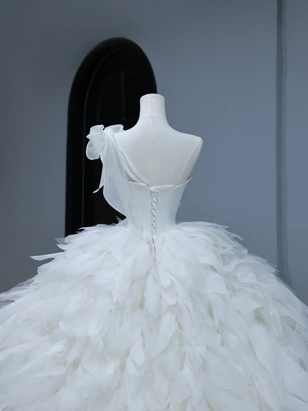 Elegantes langes Brautkleid im Ballkleid-Stil mit One-Shoulder-Design, gestuftem, plissiertem Oberteil und Schleppe (Modell AS392)