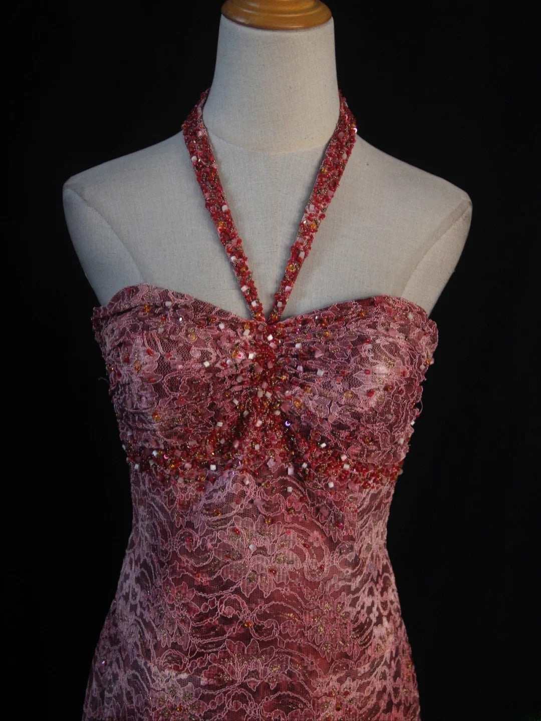 Retro-Meerjungfrauenkleid im Stil der 1950er Jahre: Burgunderfarbenes Taftkleid mit Perlenbesatz und gestuftem Cape – Inspiration für den 21. Geburtstag – Abendkleid AS392