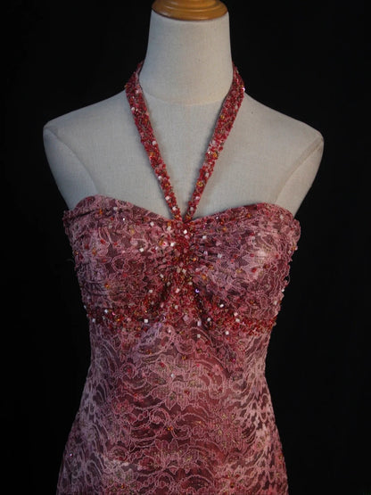 Retro-Meerjungfrauenkleid im Stil der 1950er Jahre: Burgunderfarbenes Taftkleid mit Perlenbesatz und gestuftem Cape – Inspiration für den 21. Geburtstag – Abendkleid AS392