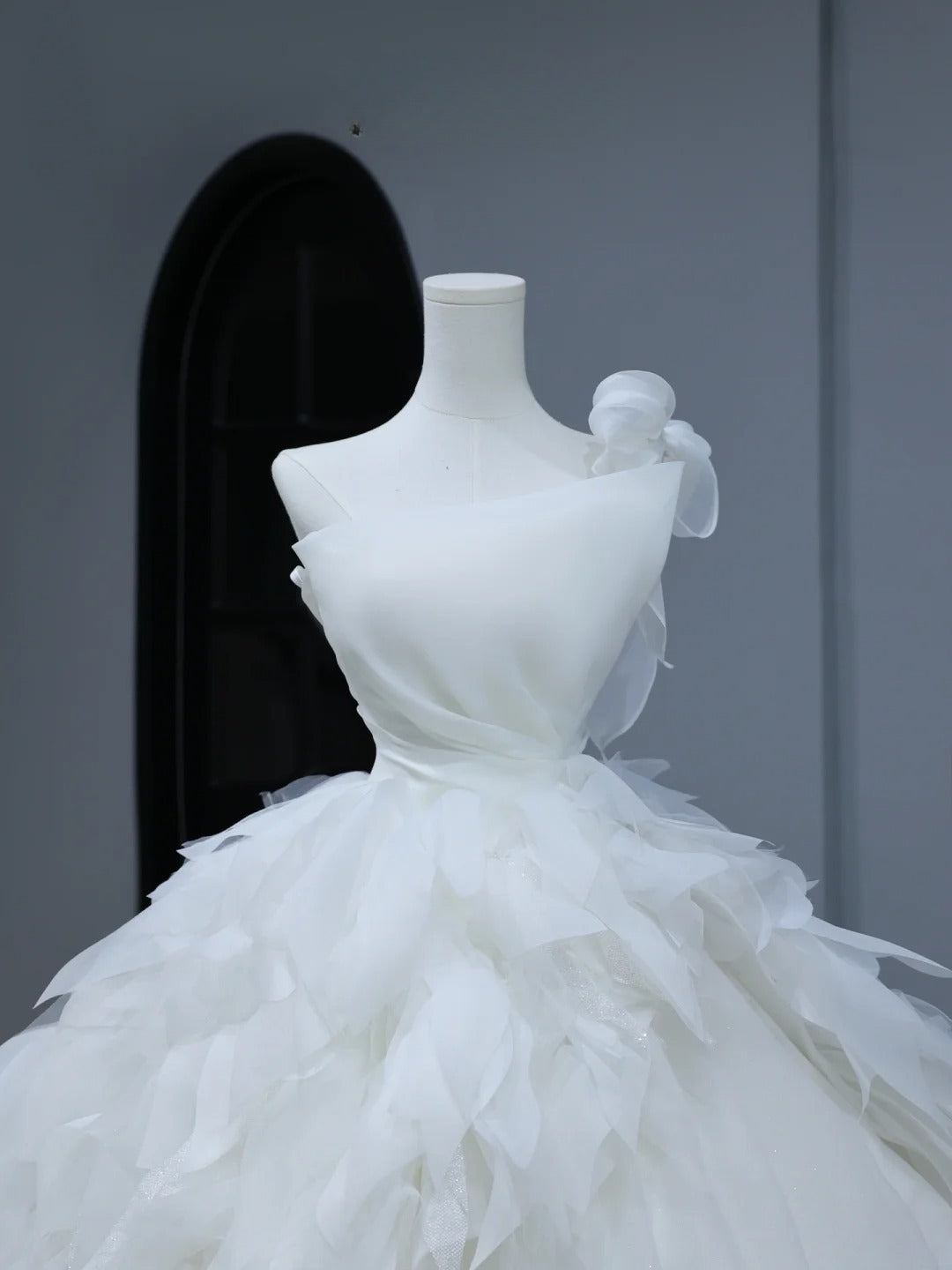 Elegantes langes Brautkleid im Ballkleid-Stil mit One-Shoulder-Design, gestuftem, plissiertem Oberteil und Schleppe (Modell AS392)