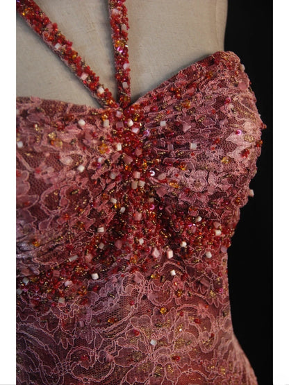 Retro-Meerjungfrauenkleid im Stil der 1950er Jahre: Burgunderfarbenes Taftkleid mit Perlenbesatz und gestuftem Cape – Inspiration für den 21. Geburtstag – Abendkleid AS392