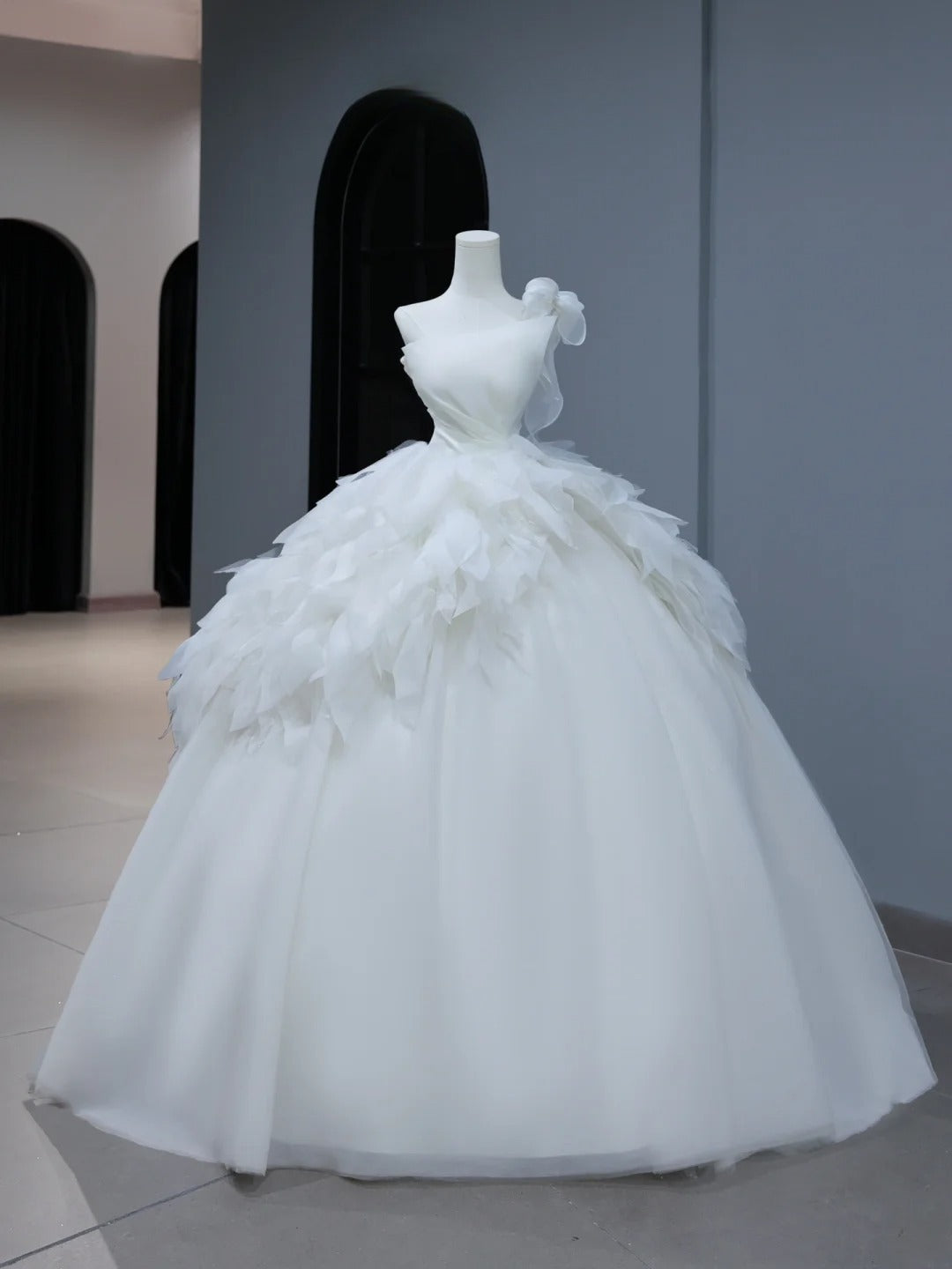 Elegantes langes Brautkleid im Ballkleid-Stil mit One-Shoulder-Design, gestuftem, plissiertem Oberteil und Schleppe (Modell AS392)
