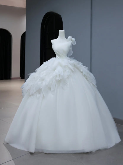 Elegantes langes Brautkleid im Ballkleid-Stil mit One-Shoulder-Design, gestuftem, plissiertem Oberteil und Schleppe (Modell AS392)