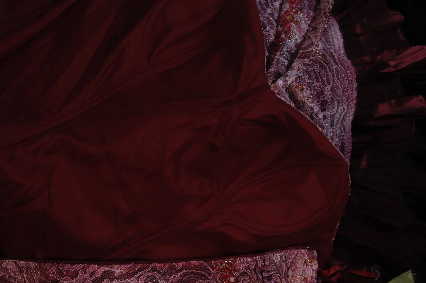 Retro-Meerjungfrauenkleid im Stil der 1950er Jahre: Burgunderfarbenes Taftkleid mit Perlenbesatz und gestuftem Cape – Inspiration für den 21. Geburtstag – Abendkleid AS392
