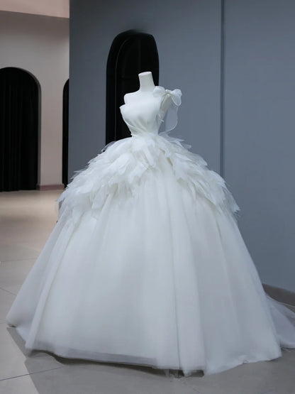 Elegantes langes Brautkleid im Ballkleid-Stil mit One-Shoulder-Design, gestuftem, plissiertem Oberteil und Schleppe (Modell AS392)
