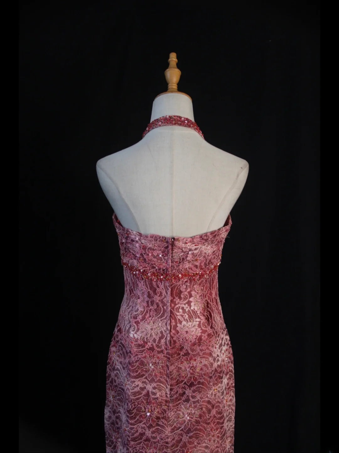 Retro-Meerjungfrauenkleid im Stil der 1950er Jahre: Burgunderfarbenes Taftkleid mit Perlenbesatz und gestuftem Cape – Inspiration für den 21. Geburtstag – Abendkleid AS392